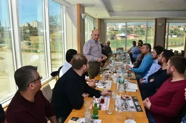Başkan Saraoğlu'ndan Yarışma Sponsorlarına Plaket Başkan Saraoğlu'ndan Yarışma Sponsorlarına Plaket