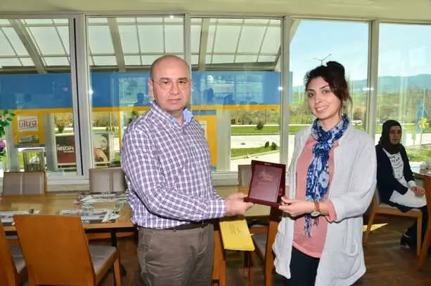 Başkan Saraoğlu'ndan Yarışma Sponsorlarına Plaket Başkan Saraoğlu'ndan Yarışma Sponsorlarına Plaket