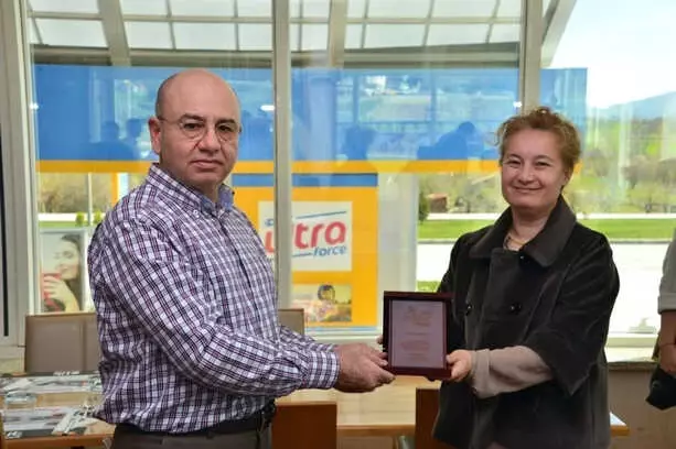 Başkan Saraoğlu'ndan Yarışma Sponsorlarına Plaket Başkan Saraoğlu'ndan Yarışma Sponsorlarına Plaket