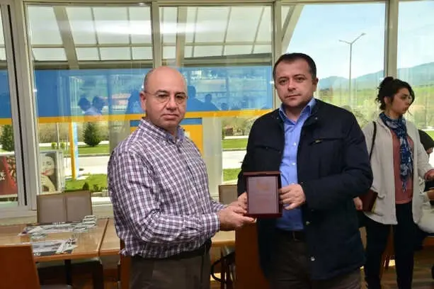 Başkan Saraoğlu'ndan Yarışma Sponsorlarına Plaket Başkan Saraoğlu'ndan Yarışma Sponsorlarına Plaket
