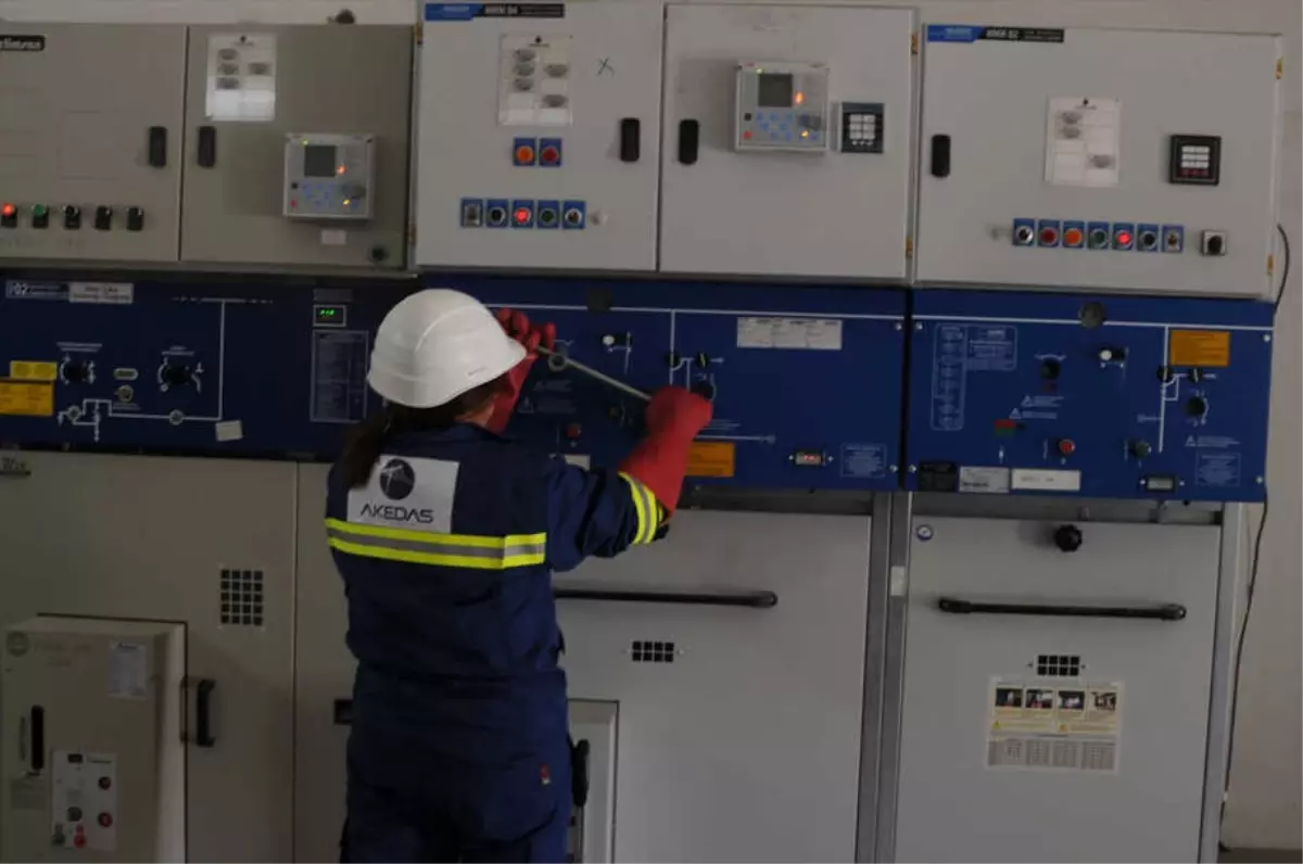 Elektrik Direklerindeki Arızayı 'Zahide Abla' Gideriyor