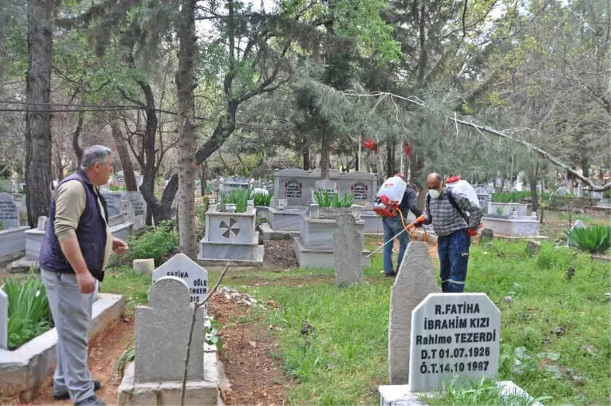 Gölbaşı İlçesinde Mezarlıklar İlaçlandı