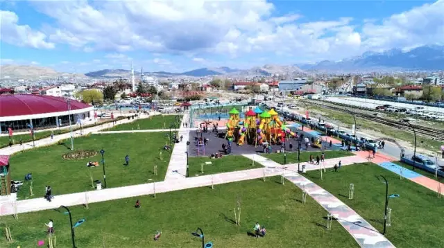 Tuşba Belediyesi'nin, '15 Temmuz Şehitler Parkı' Cıvıl Cıvıl Tuşba Belediyesi'nin, '15 Temmuz Şehitler Parkı' Cıvıl Cıvıl