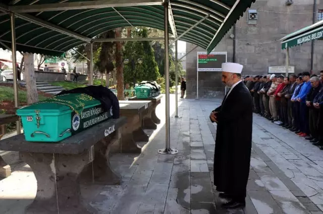 Cinayete Kurban Giden Baba ve Oğlu Yan Yana Son Yolculuğuna Uğurlandı Cinayete Kurban Giden Baba ve Oğlu Yan Yana Son Yolculuğuna Uğurlandı