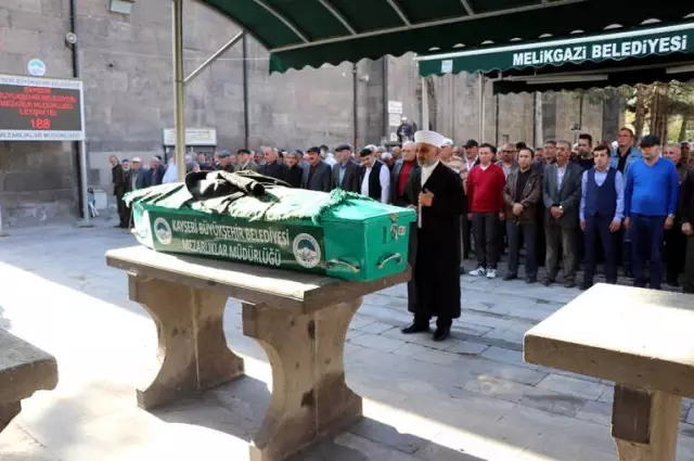 Cinayete Kurban Giden Baba ve Oğlu Yan Yana Son Yolculuğuna Uğurlandı Cinayete Kurban Giden Baba ve Oğlu Yan Yana Son Yolculuğuna Uğurlandı