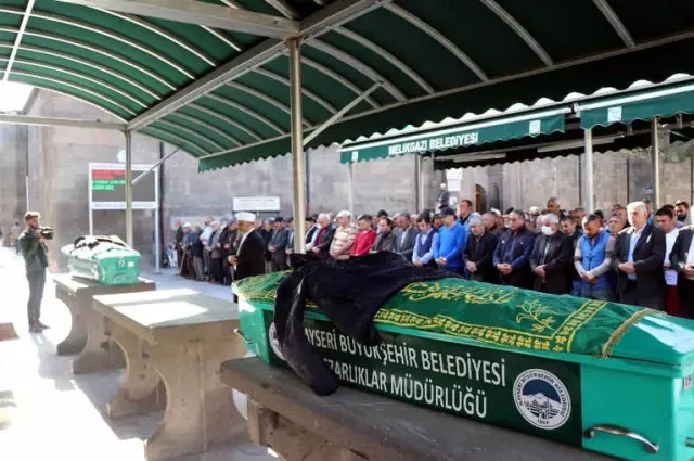 Cinayete Kurban Giden Baba ve Oğlu Yan Yana Son Yolculuğuna Uğurlandı Cinayete Kurban Giden Baba ve Oğlu Yan Yana Son Yolculuğuna Uğurlandı
