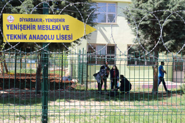 Liseli Kız Dehşet Saçtı! Önce Kafasına Sıktı Sonra Öğrencileri Tehdit Etti