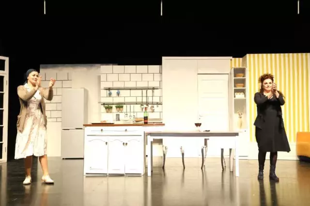 Meryem Reis ve Derya Alabora, KKTC'de 'Beyaz'la Sahnede