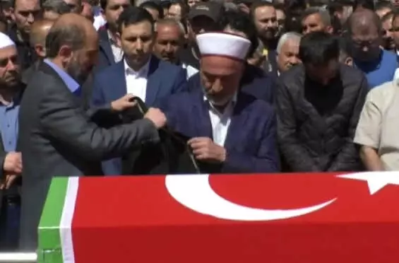 Üniversite Saldırısında Öldürülen Öğretim Görevlisinin Cenaze Namazını İmam Babası Kıldırdı