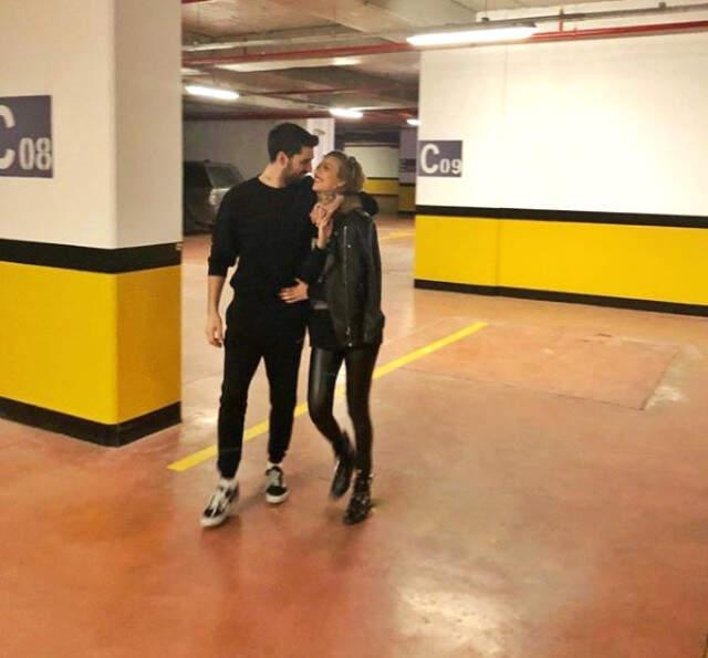 İdo Tatlıses Sevgilisine Kızdı, Hıncını Arabanın Camından Çıkardı