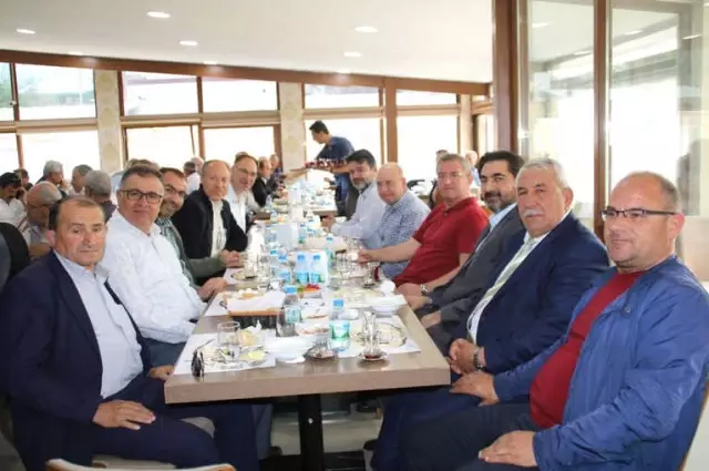 Kütahyalı Muhtarlar Gediz'de Yemekte Buluştu Kütahyalı Muhtarlar Gediz'de Yemekte Buluştu