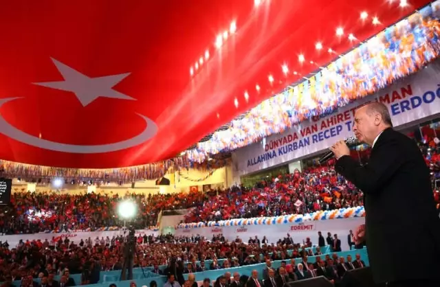 Cumhurbaşkanı Erdoğan: 'Ey Batı, Ne Dersen De, Biz Doğru Bildiğimiz Yolda Yürüyoruz, Yürüyeceğiz' Cumhurbaşkanı Erdoğan: 'Ey Batı, Ne Dersen De, Biz Doğru Bildiğimiz Yolda Yürüyoruz, Yürüyeceğiz'