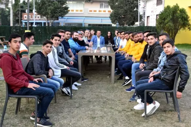Aliağasporlu Futbolculardan Yeniçeriler Derneğine Ziyaret