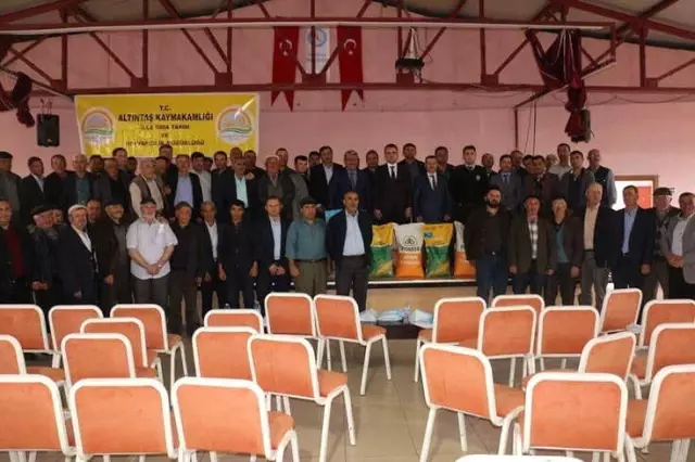 Altıntaş'ta Üreticilere Nohut ve Mısır Tohumu Dağıtıldı