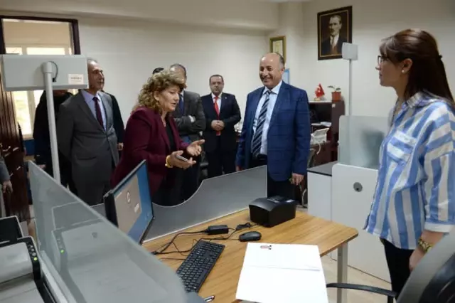 Vali Azizoğlu, Pasaport ve Ehliyet İşlemlerini Yerinde İnceledi Vali Azizoğlu, Pasaport ve Ehliyet İşlemlerini Yerinde İnceledi