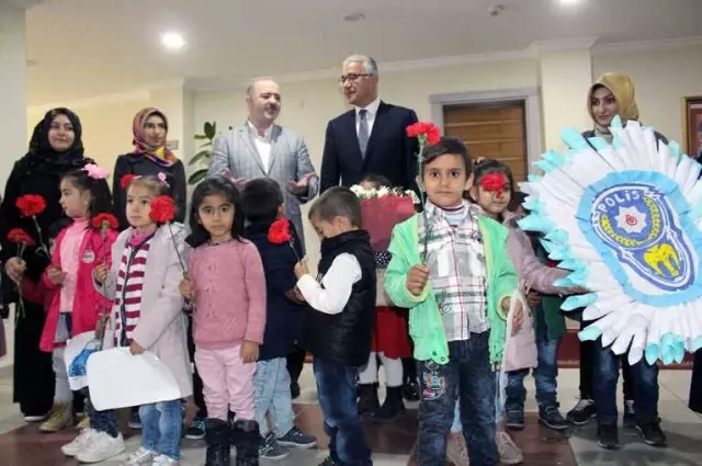 Miniklerden Polislere Sürpriz Ziyaret Miniklerden Polislere Sürpriz Ziyaret