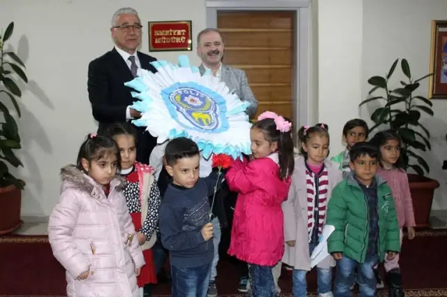 Miniklerden Polislere Sürpriz Ziyaret Miniklerden Polislere Sürpriz Ziyaret