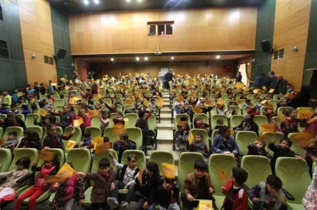 Kırmızı Başlıklı Kız Tiyatro Oyunu Bayburt'ta Sahnelendi