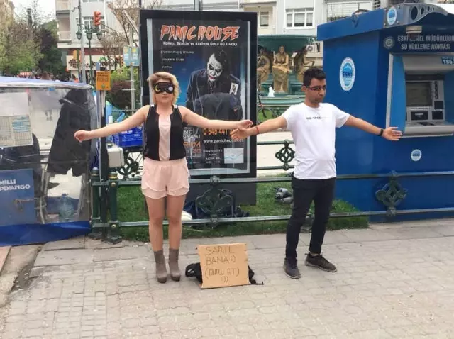 Sarıl Bana, Mutlu Et' Deneyi