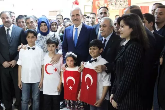 Bakan Kurtulmuş ve Fakıbaba, Türkçe Öğrenen Suriyeli Çocuklara Kitap Dağıttı