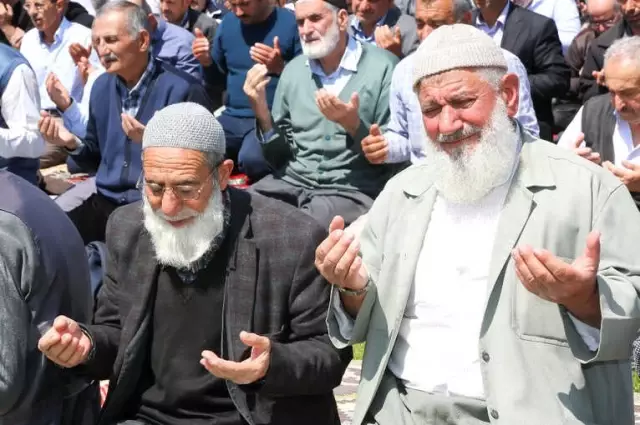 Battalgazi'de Yapılan Yağmur Duasına Yoğun Katılım Battalgazi'de Yapılan Yağmur Duasına Yoğun Katılım
