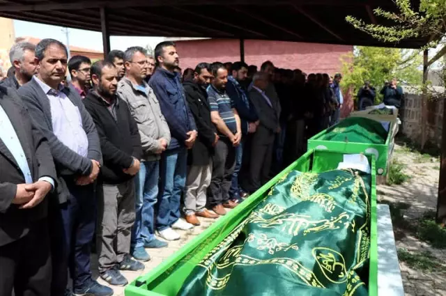 Gölete Düşen Otomobildeki Baba ve 3 Çocuğu Son Yolculuğuna Uğurlandı