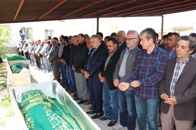 Gölete Düşen Otomobildeki Baba ve 3 Çocuğu Son Yolculuğuna Uğurlandı