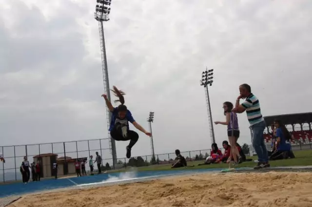 Yıldızlar Puanlı Atletizm Yarışları, Safranbolu Tartan Atletizm Pistinde Başladı