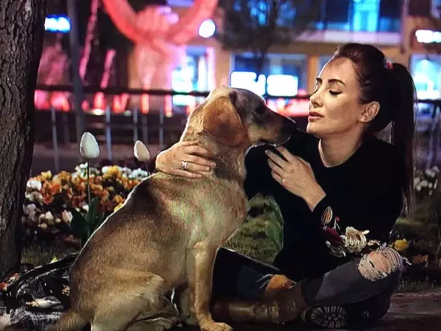 'Elim Sende' Filminin Afişi Görücüye Çıktı