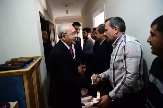 Kılıçdaroğlu Sivil Şehitlerin Ailelerini Ziyaret Etti