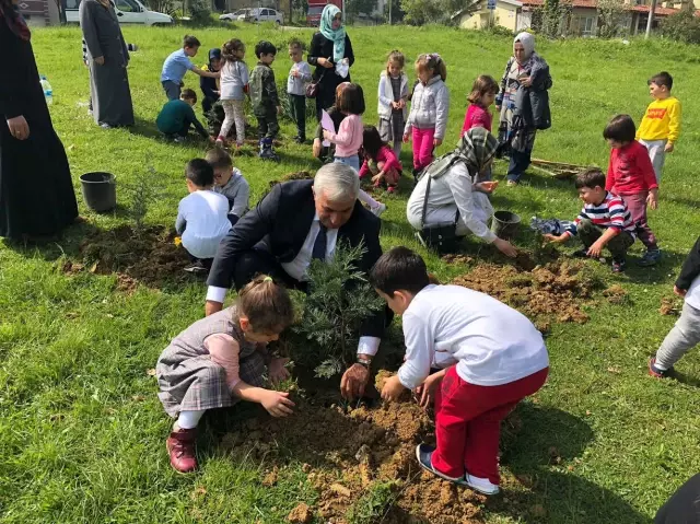Yenikent'in Minik Elleri Çam Fidanlarını Toprakla Buluştu