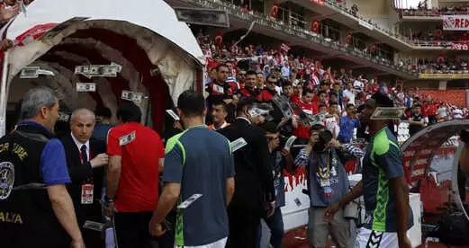 Antalyaspor Taraftarı, Samuel Eto'o'yu Dolar Fırlatarak Protesto Etti
