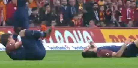 Donk Önce Arda Sonra Emre'yi Yere Düşürdü