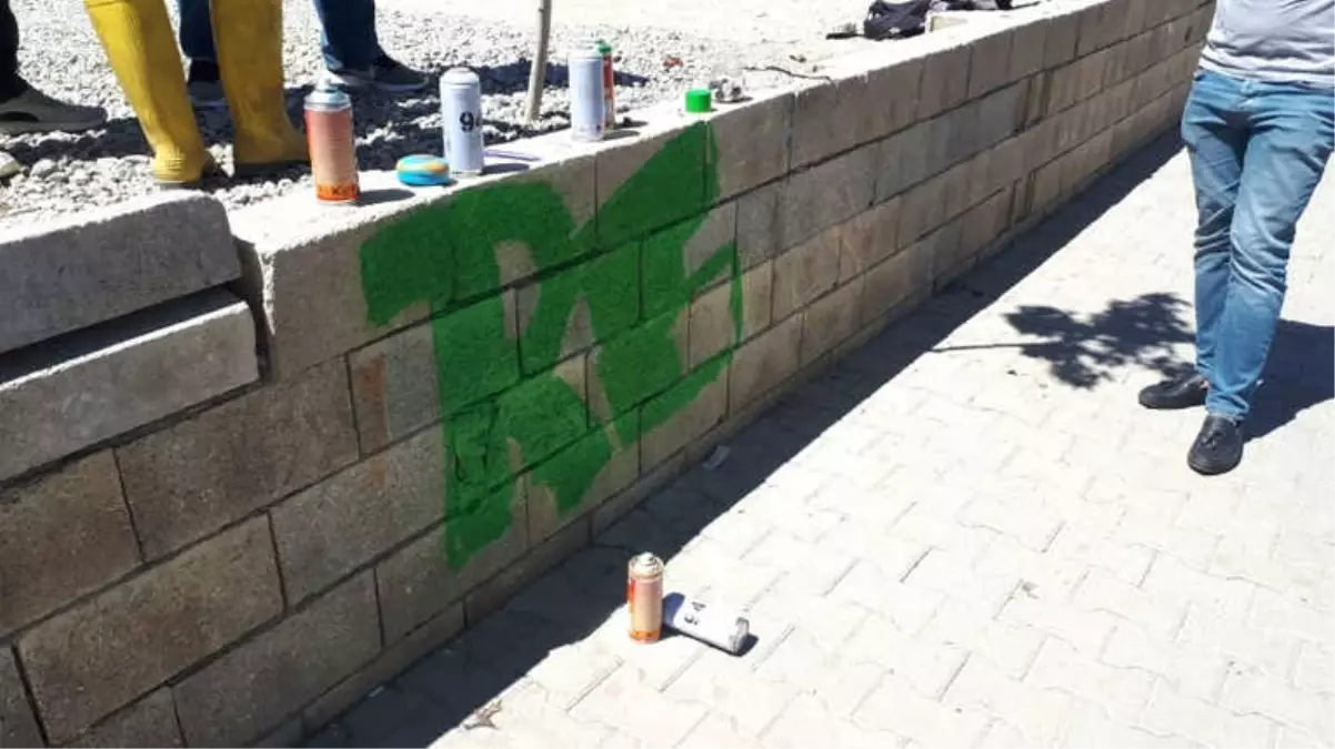 Duvar Boyayan Gençler Polisi Harekete Geçirdi Haberler Duvar Boyayan Gençler Polisi Harekete Geçirdi Haberler