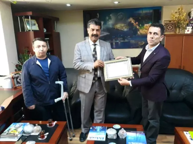 Engellilerden Müdür Özdemir'e Teşekkür Plaketi