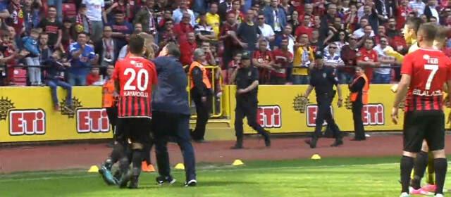 Eskişehirspor Teknik Direktörü Yılmaz Vural, Oyuncusunun Boğazını Sıktı