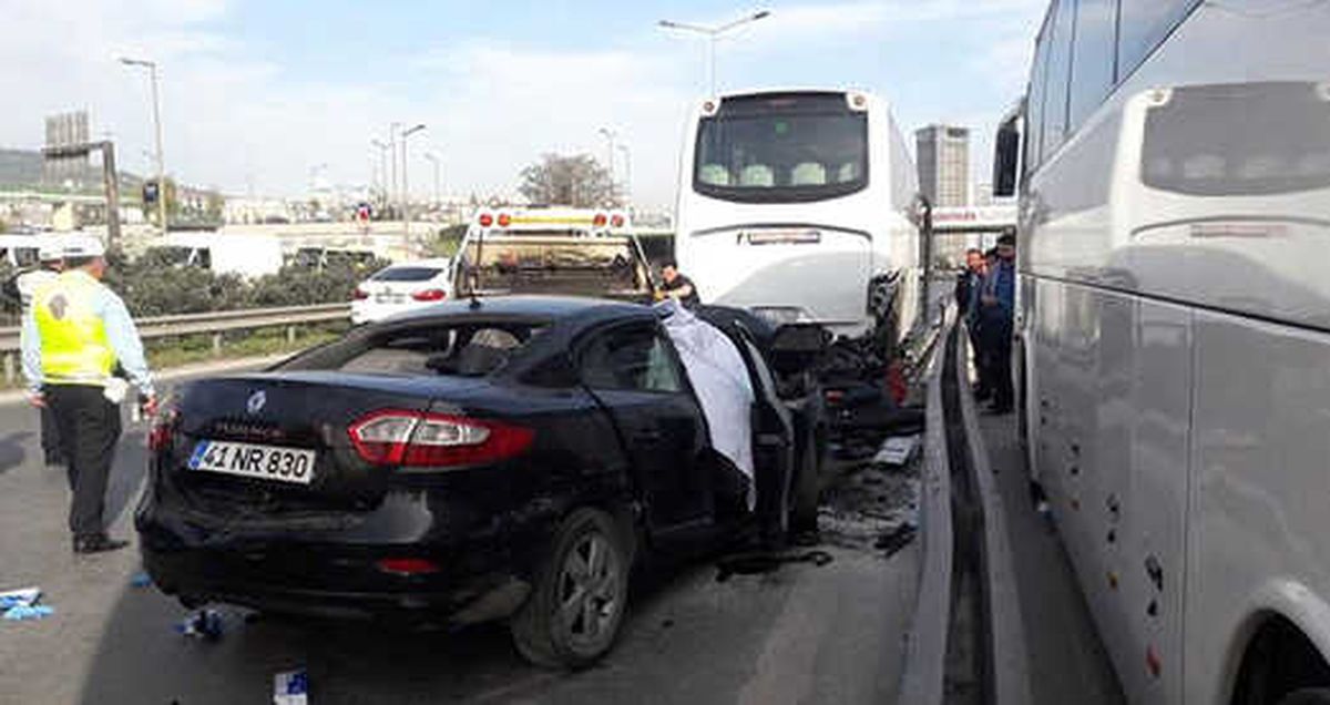 E-5'te Feci Kaza! Otomobil Tur Otobüsüne Arkadan Çarptı: 4 Ölü, 1 Yaralı