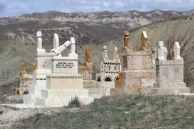 Sivas'taki Piramit Taş Mezarlar Dikkat Çekiyor Sivas'taki Piramit Taş Mezarlar Dikkat Çekiyor