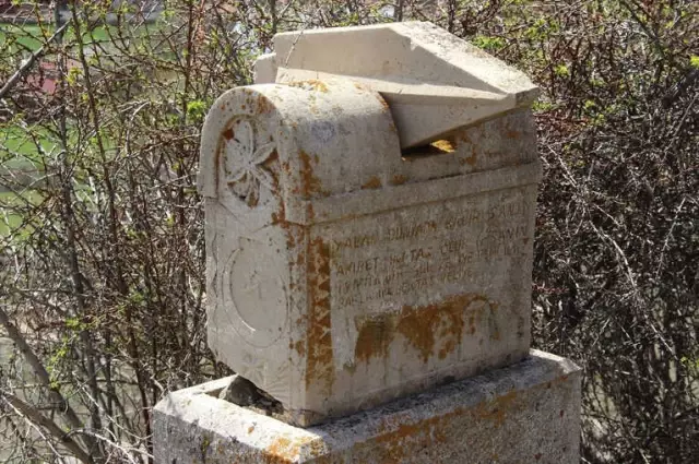 Sivas'taki Piramit Taş Mezarlar Dikkat Çekiyor Sivas'taki Piramit Taş Mezarlar Dikkat Çekiyor