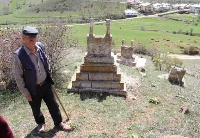 Sivas'taki Piramit Taş Mezarlar Dikkat Çekiyor Sivas'taki Piramit Taş Mezarlar Dikkat Çekiyor