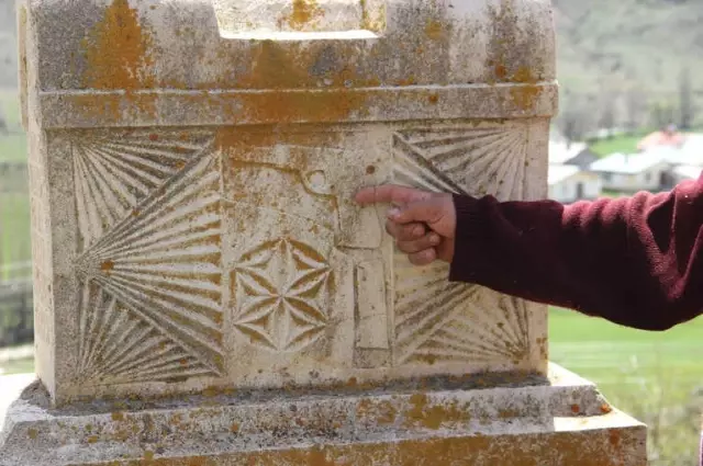Sivas'taki Piramit Taş Mezarlar Dikkat Çekiyor Sivas'taki Piramit Taş Mezarlar Dikkat Çekiyor