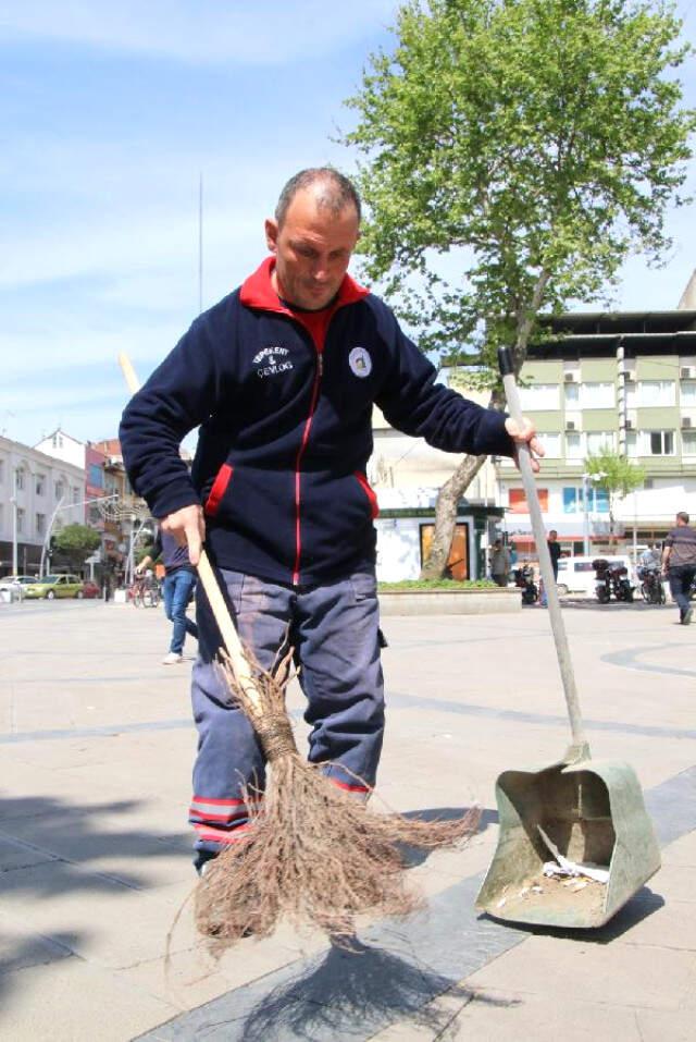 Temizlik İşçisi Bulduğu Altın ve Para Dolu Çantayı Polise Teslim Etti