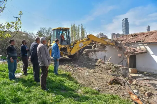 Başkent'te Güle Oynaya Bir Yıkım Başkent'te Güle Oynaya Bir Yıkım