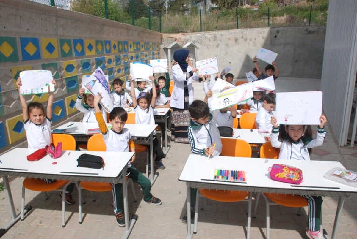 Hababam Sınıfı Gibi Derslerini Okul Bahçesinde Yapıyorlar