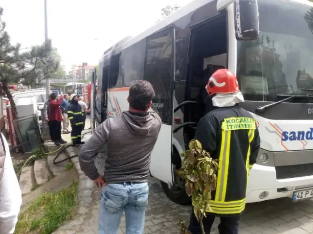 Park Halinde Yanan Servis Midibüsü Kullanılmaz Hale Geldi