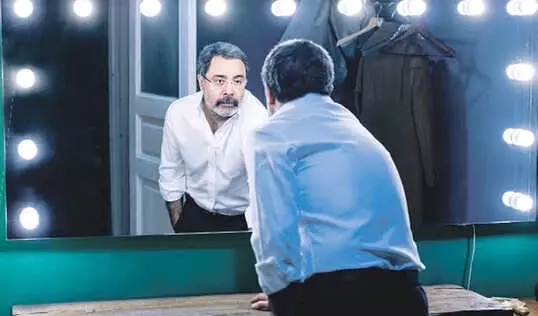 Uçurumun Kenarında Yürür Gibi