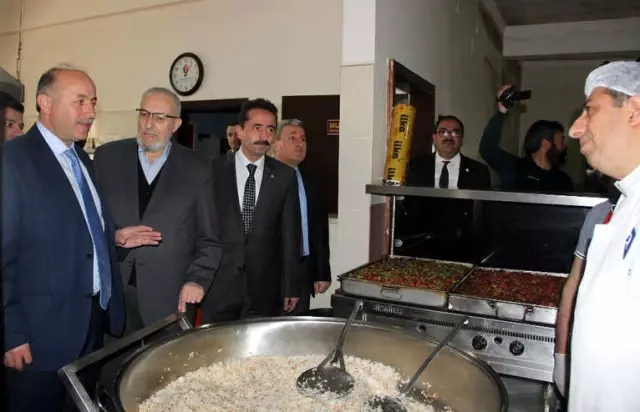 Vali AŞ Evinde Kendi Elleriyle Yemek Dağıttı