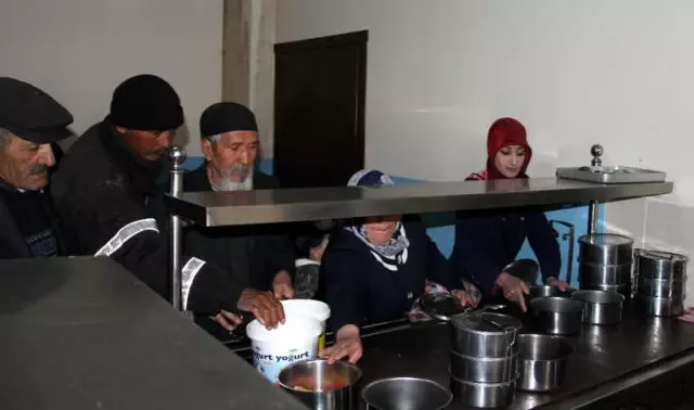 Vali AŞ Evinde Kendi Elleriyle Yemek Dağıttı Vali AŞ Evinde Kendi Elleriyle Yemek Dağıttı