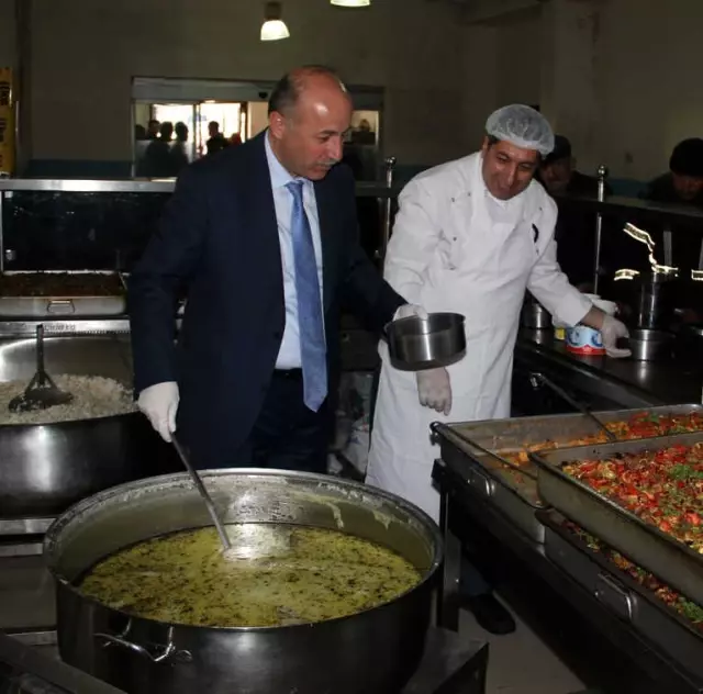 Vali AŞ Evinde Kendi Elleriyle Yemek Dağıttı Vali AŞ Evinde Kendi Elleriyle Yemek Dağıttı