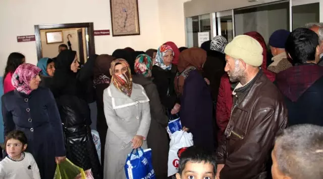 Vali AŞ Evinde Kendi Elleriyle Yemek Dağıttı Vali AŞ Evinde Kendi Elleriyle Yemek Dağıttı